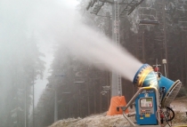 Skiareál Lipno dnes ráno spustil poprvé sněžná děla 